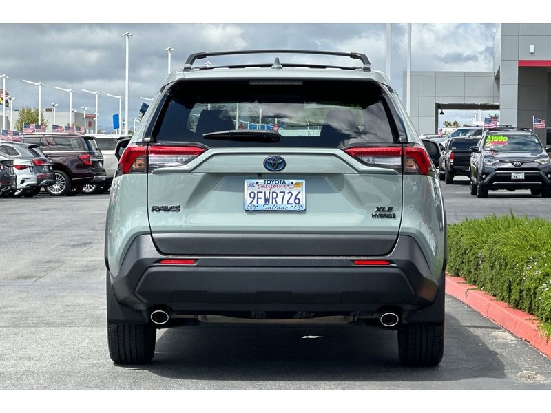 Toyota RAV4 Vehicle Full-screen Gallery Image 05