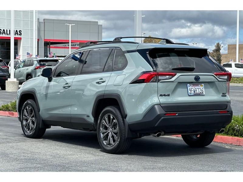 Toyota RAV4 Vehicle Full-screen Gallery Image 06