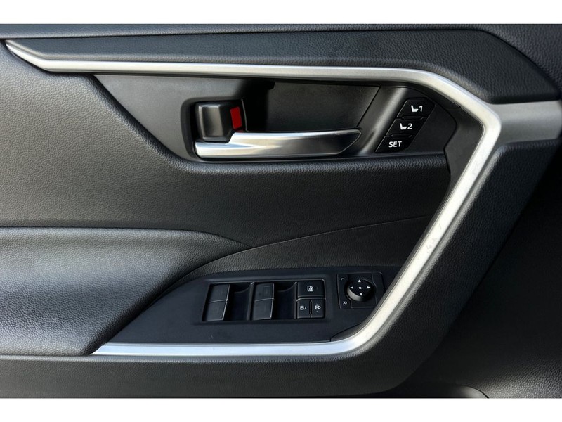 Toyota RAV4 Vehicle Full-screen Gallery Image 11