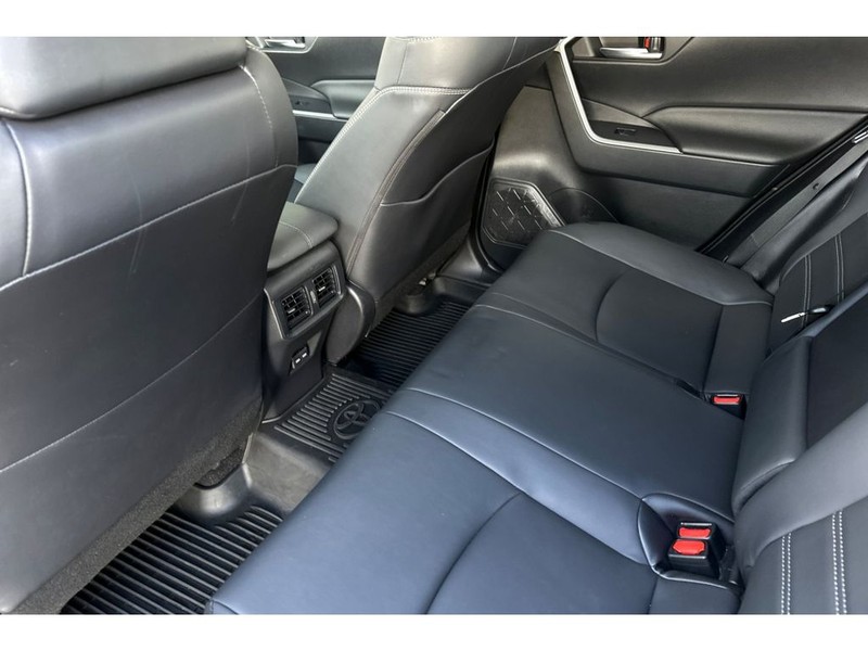 Toyota RAV4 Vehicle Full-screen Gallery Image 13