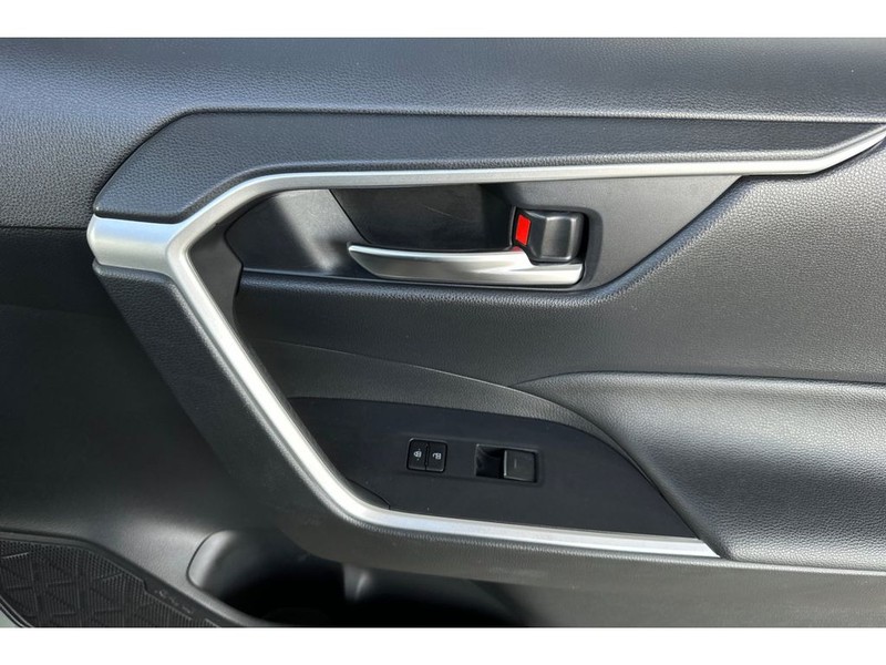 Toyota RAV4 Vehicle Full-screen Gallery Image 20