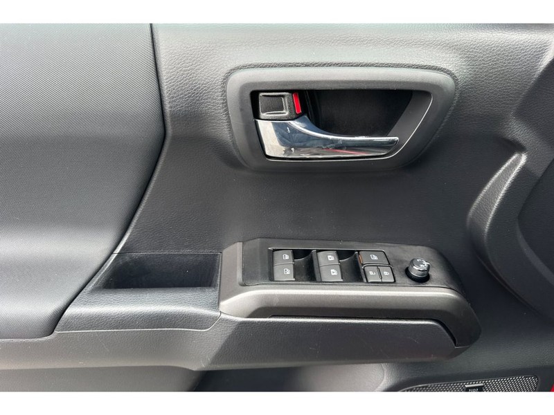 Toyota Tacoma Vehicle Full-screen Gallery Image 11