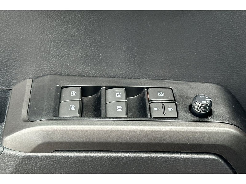 Toyota Tacoma Vehicle Full-screen Gallery Image 12