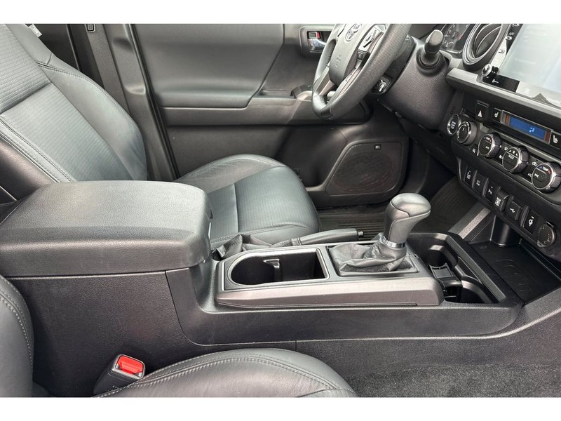 Toyota Tacoma Vehicle Full-screen Gallery Image 16