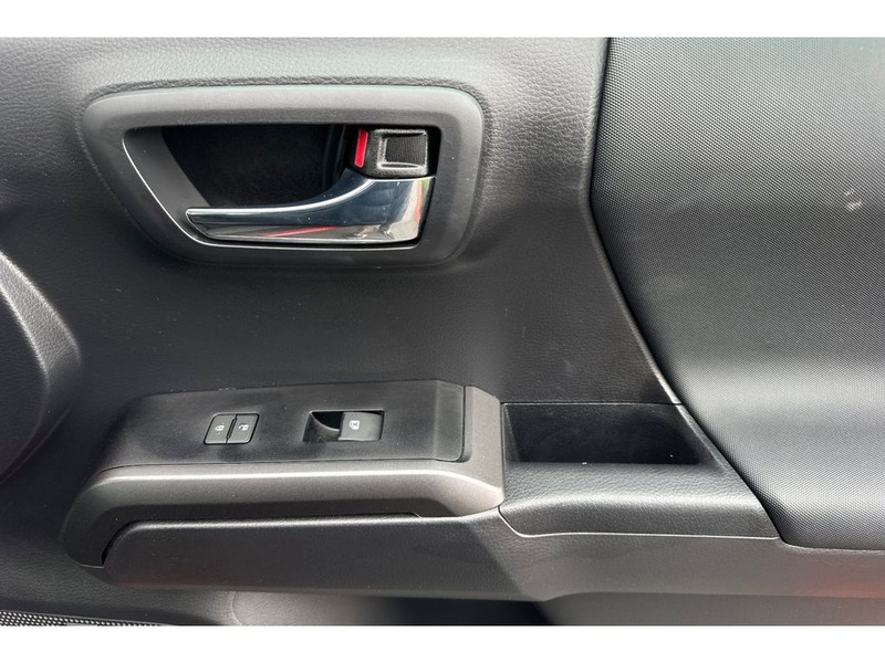 Toyota Tacoma Vehicle Full-screen Gallery Image 18
