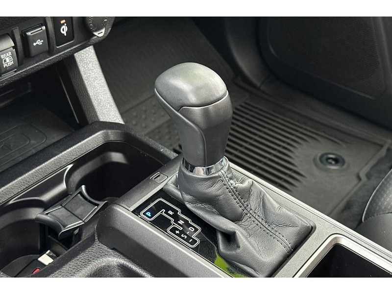 Toyota Tacoma Vehicle Full-screen Gallery Image 23