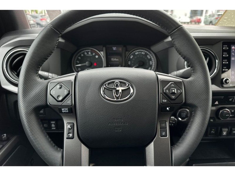 Toyota Tacoma Vehicle Full-screen Gallery Image 25