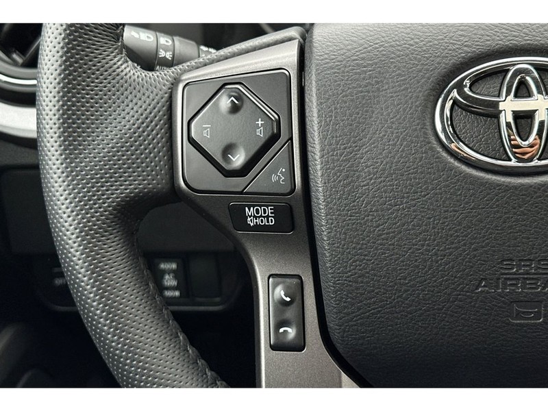 Toyota Tacoma Vehicle Full-screen Gallery Image 26