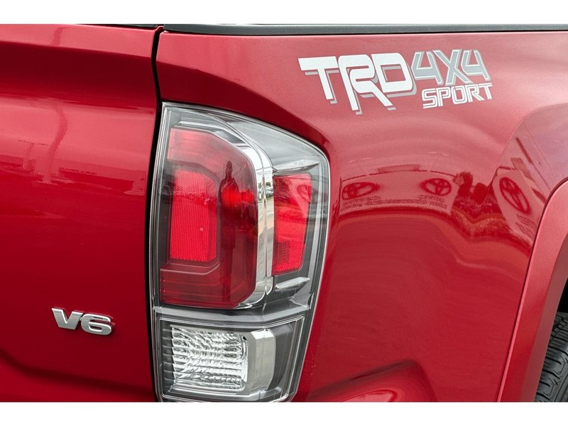 Toyota Tacoma Vehicle Full-screen Gallery Image 32