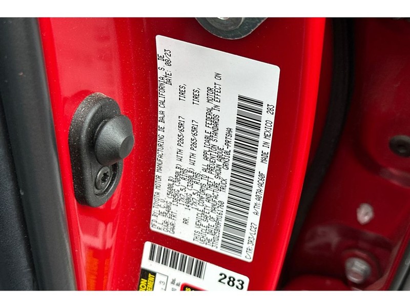 Toyota Tacoma Vehicle Full-screen Gallery Image 33