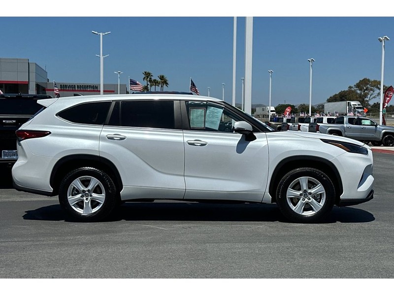 Toyota Highlander Vehicle Full-screen Gallery Image 03