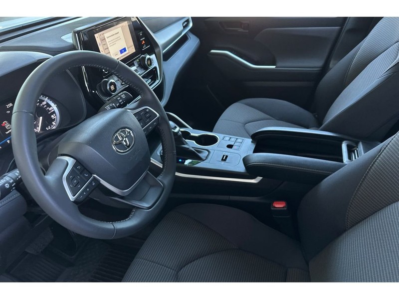 Toyota Highlander Vehicle Full-screen Gallery Image 10