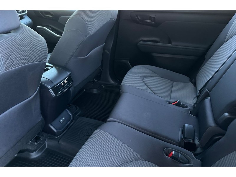 Toyota Highlander Vehicle Full-screen Gallery Image 13