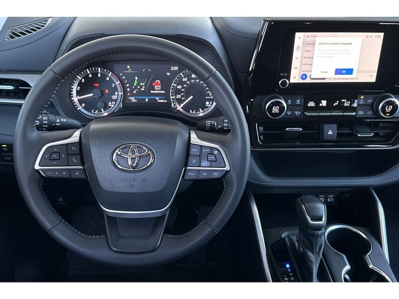 Toyota Highlander Vehicle Full-screen Gallery Image 16