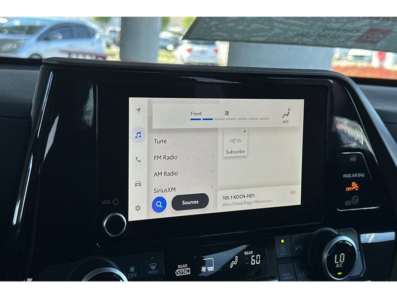Toyota Highlander Vehicle Full-screen Gallery Image 22