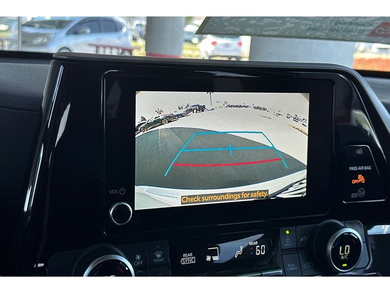 Toyota Highlander Vehicle Full-screen Gallery Image 23