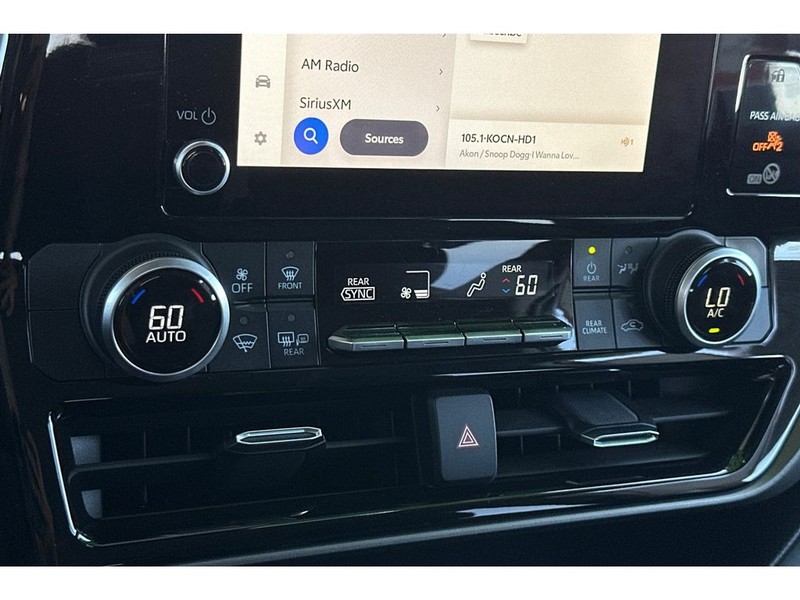 Toyota Highlander Vehicle Full-screen Gallery Image 24