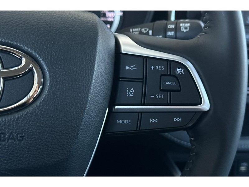 Toyota Highlander Vehicle Full-screen Gallery Image 29