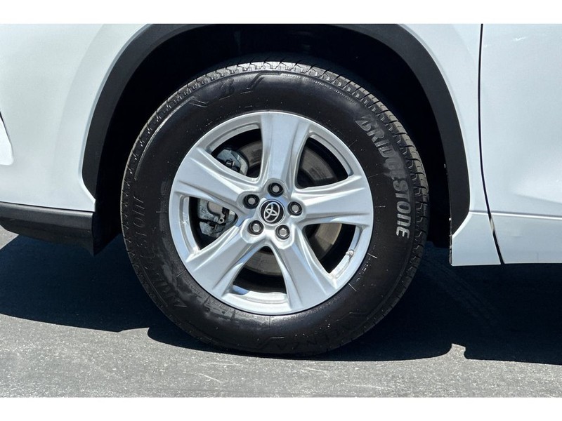 Toyota Highlander Vehicle Full-screen Gallery Image 33