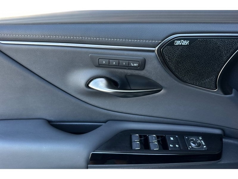 Lexus ES 350 Vehicle Full-screen Gallery Image 11