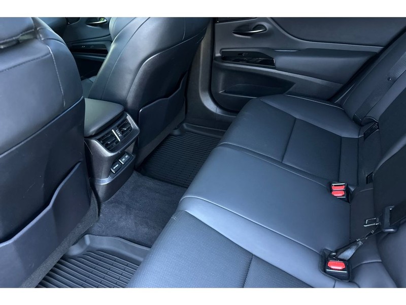 Lexus ES 350 Vehicle Full-screen Gallery Image 13