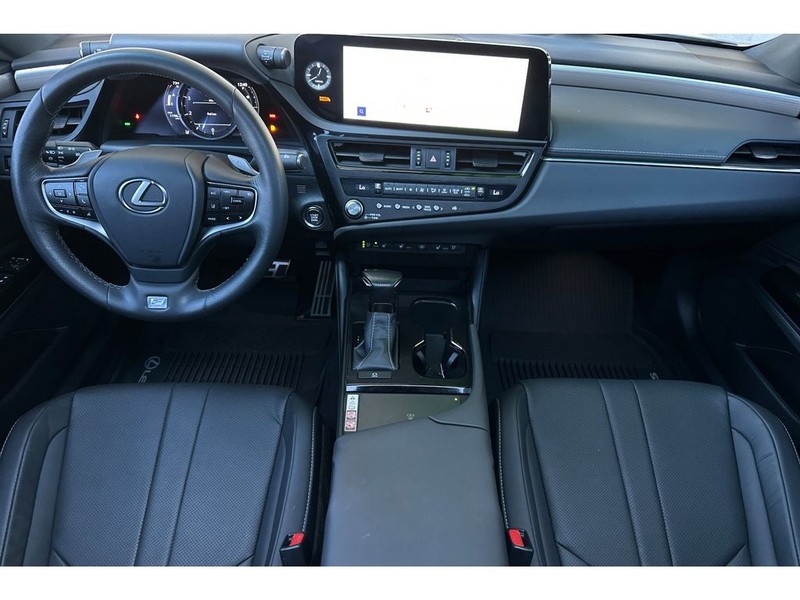 Lexus ES 350 Vehicle Full-screen Gallery Image 15