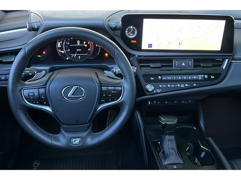 Lexus ES 350 Vehicle Full-screen Gallery Image 16