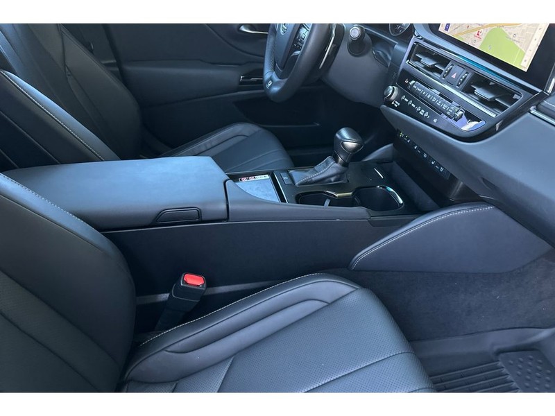 Lexus ES 350 Vehicle Full-screen Gallery Image 17