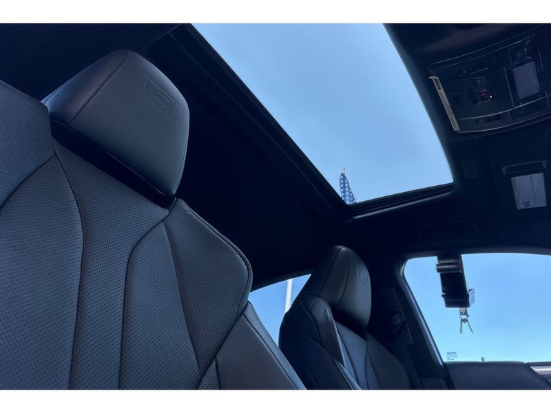 Lexus ES 350 Vehicle Full-screen Gallery Image 18