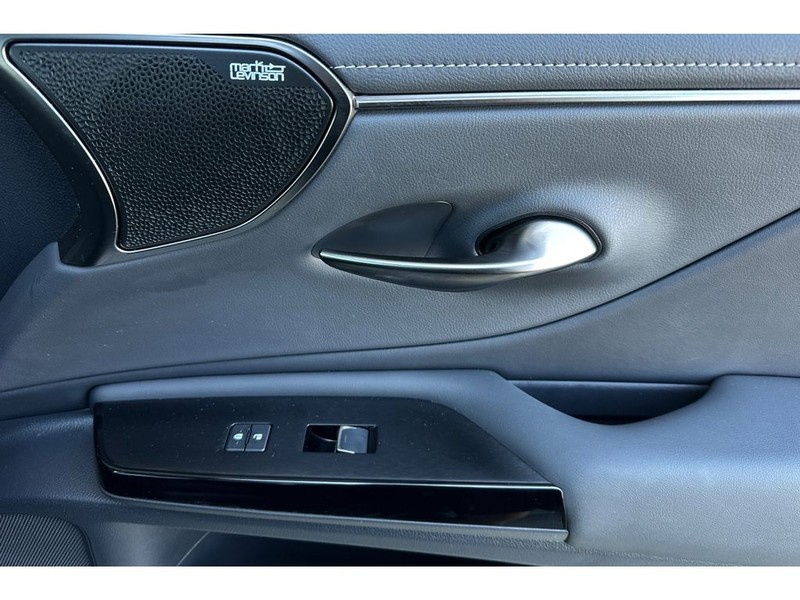 Lexus ES 350 Vehicle Full-screen Gallery Image 19