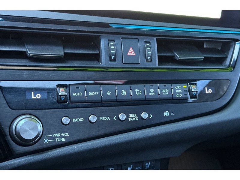 Lexus ES 350 Vehicle Full-screen Gallery Image 24