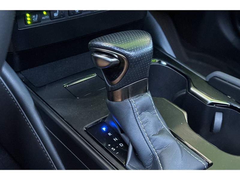 Lexus ES 350 Vehicle Full-screen Gallery Image 25