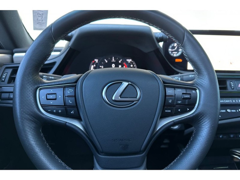 Lexus ES 350 Vehicle Full-screen Gallery Image 27