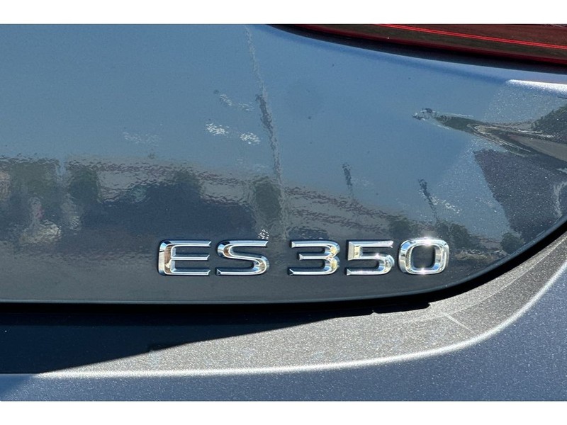 Lexus ES 350 Vehicle Full-screen Gallery Image 34