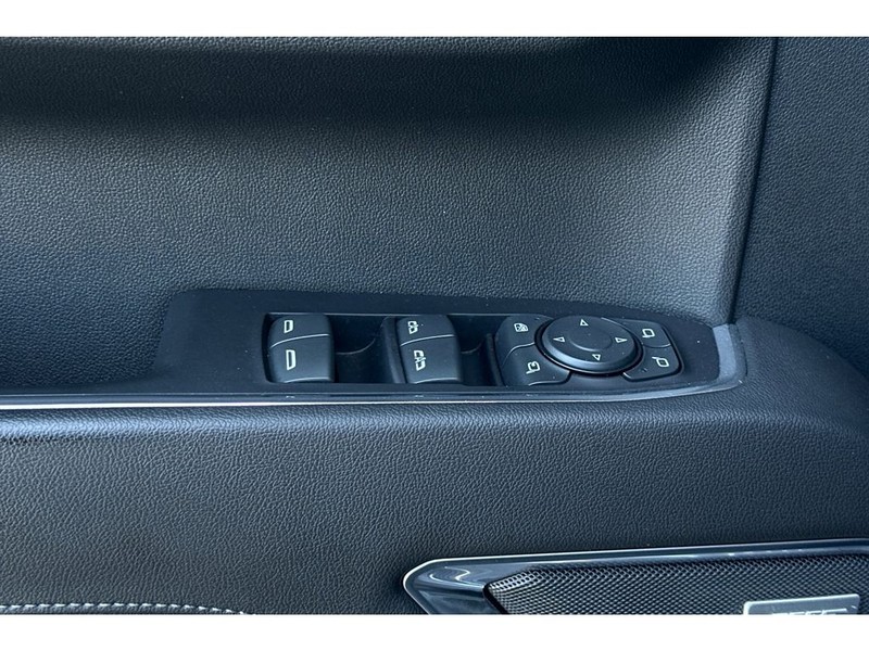 GMC Sierra Vehicle Full-screen Gallery Image 12