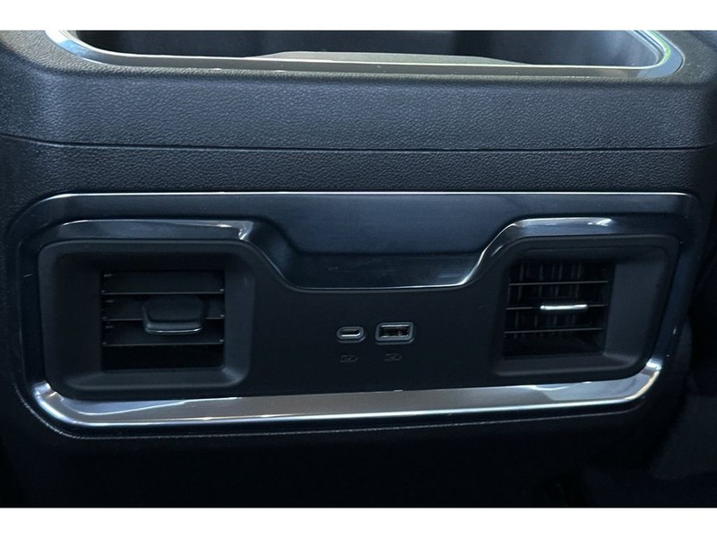 GMC Sierra Vehicle Full-screen Gallery Image 14