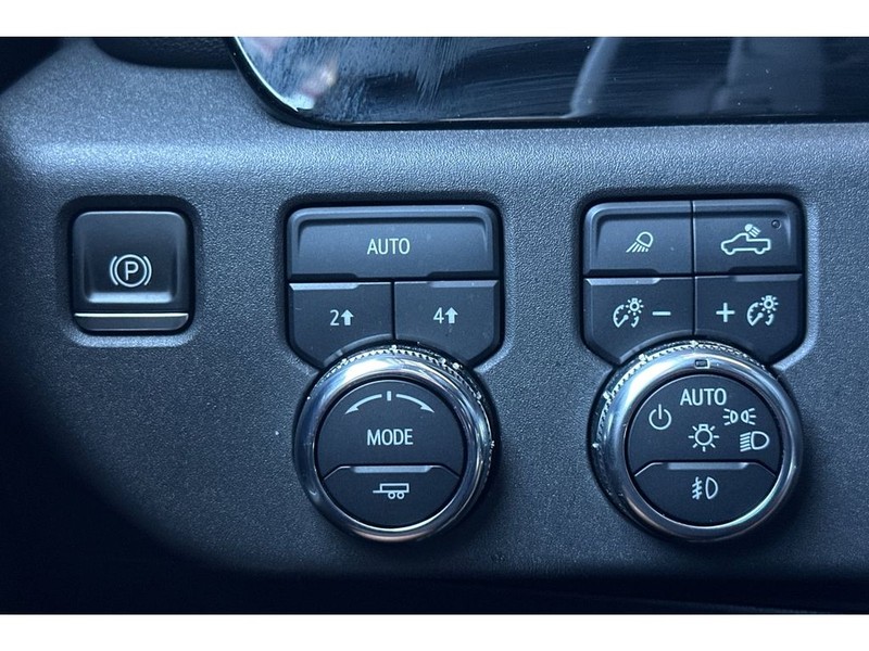 GMC Sierra Vehicle Full-screen Gallery Image 32