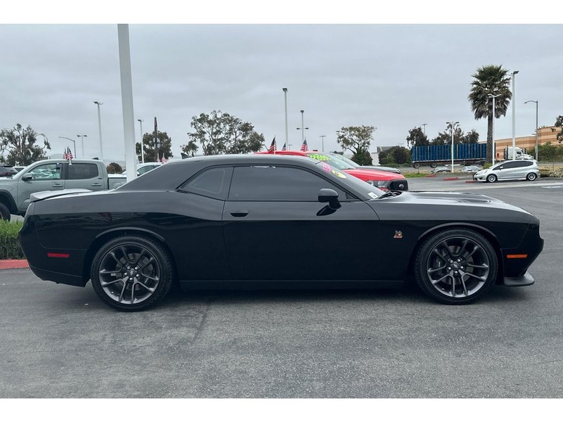 Dodge Challenger Vehicle Full-screen Gallery Image 03
