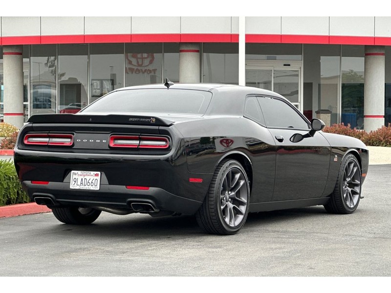 Dodge Challenger Vehicle Full-screen Gallery Image 04