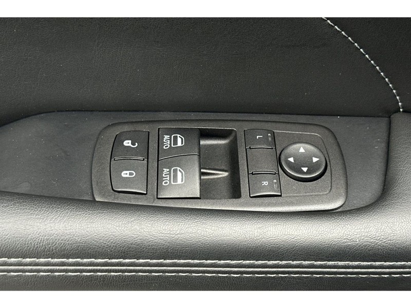 Dodge Challenger Vehicle Full-screen Gallery Image 12