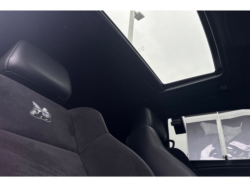 Dodge Challenger Vehicle Full-screen Gallery Image 18