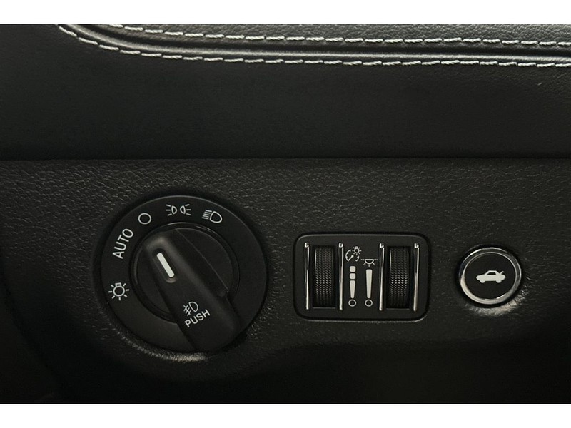 Dodge Challenger Vehicle Full-screen Gallery Image 31