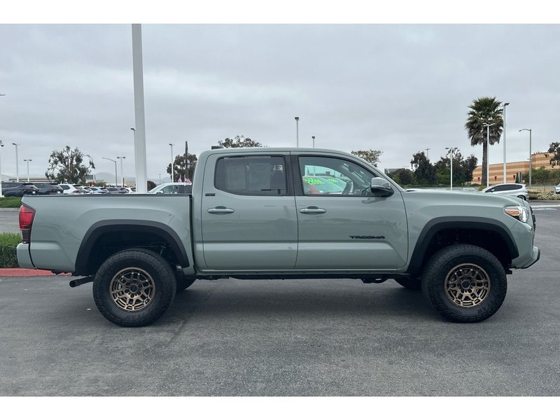 Toyota Tacoma Vehicle Full-screen Gallery Image 03