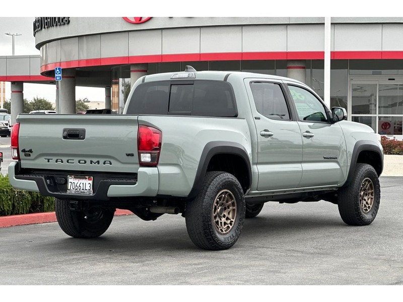 Toyota Tacoma Vehicle Full-screen Gallery Image 04