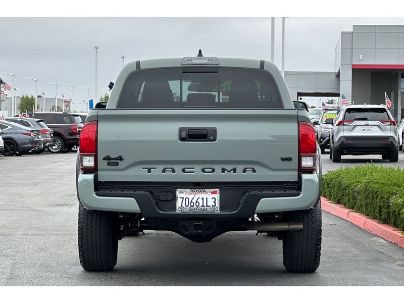 Toyota Tacoma Vehicle Full-screen Gallery Image 05