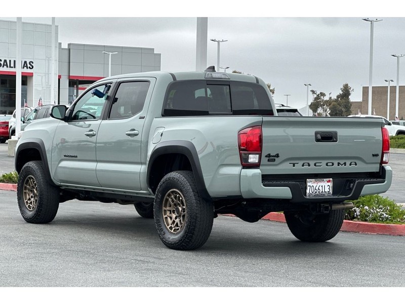 Toyota Tacoma Vehicle Full-screen Gallery Image 06