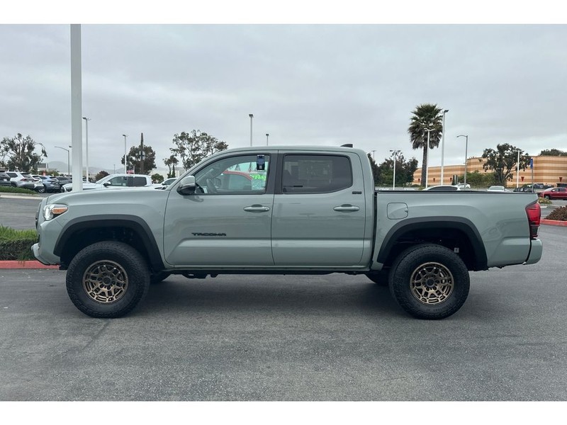 Toyota Tacoma Vehicle Full-screen Gallery Image 07