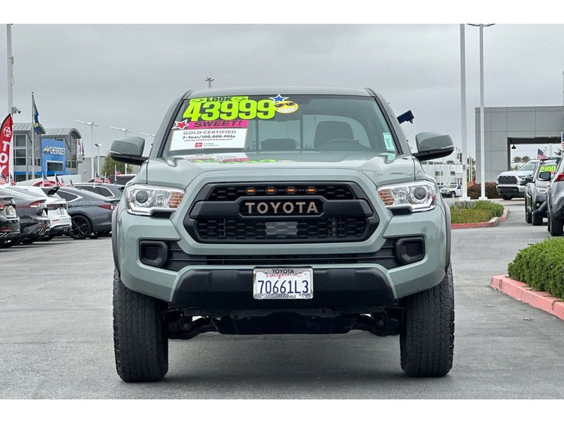 Toyota Tacoma Vehicle Full-screen Gallery Image 09