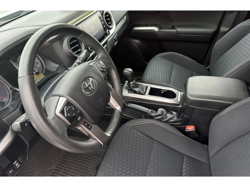 Toyota Tacoma Vehicle Full-screen Gallery Image 10