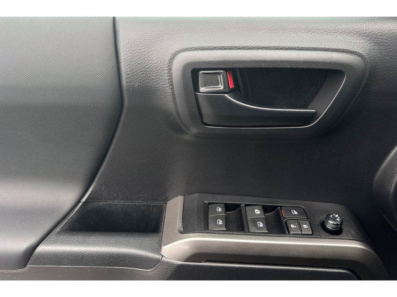 Toyota Tacoma Vehicle Full-screen Gallery Image 11